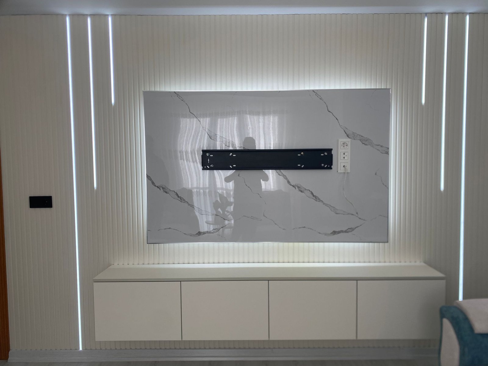 Kapaklı'da PVC mermer levha ve fitilli panel ile kaplanmış TV ünitesi duvarı