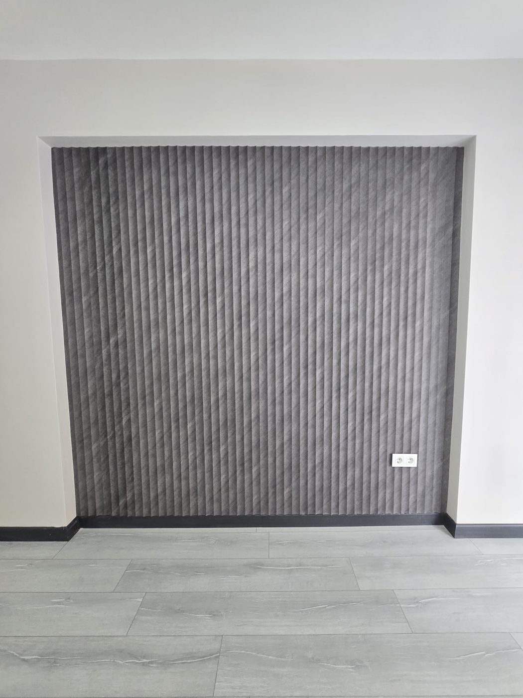 Çorlu'da gri dalgalı taş dokulu panel duvar nişi